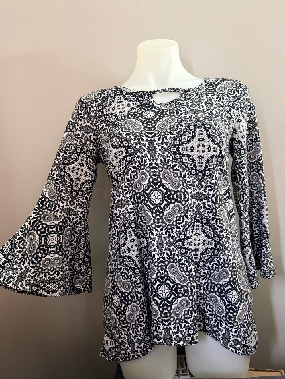 Como Blu flared sleeve Buttery soft top Boho Bohemian Paisley print
